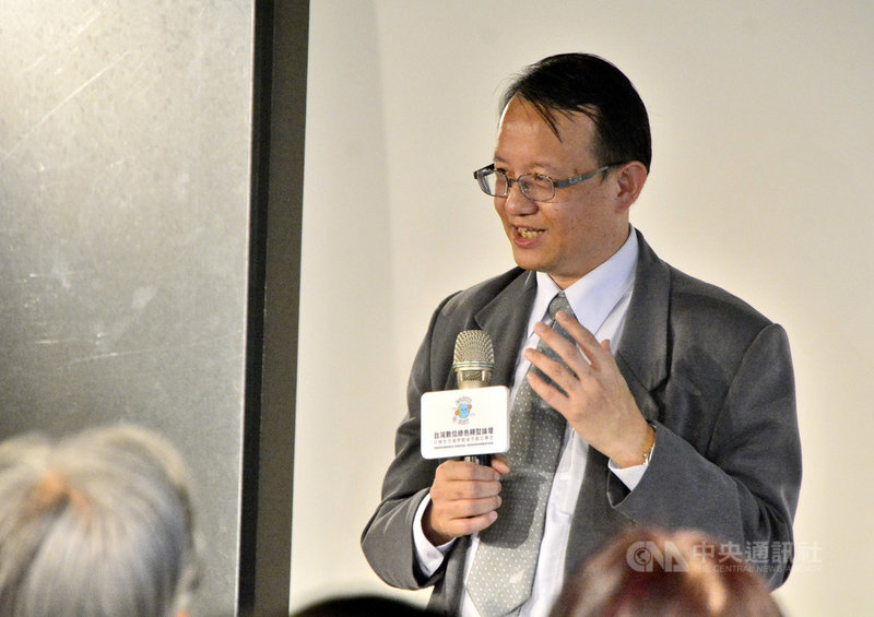 「台灣數位綠色轉型論壇」22日在新北市政府舉行,交通部參事兼管理資訊中心主任王穆衡出席表示,智慧城市與智慧生活是交通部推動目標,藉整合科技改善偏鄉的交通,以照顧長者醫療、學生就學的交通安全。中央社記者黃旭昇新北市攝 110年4月22日