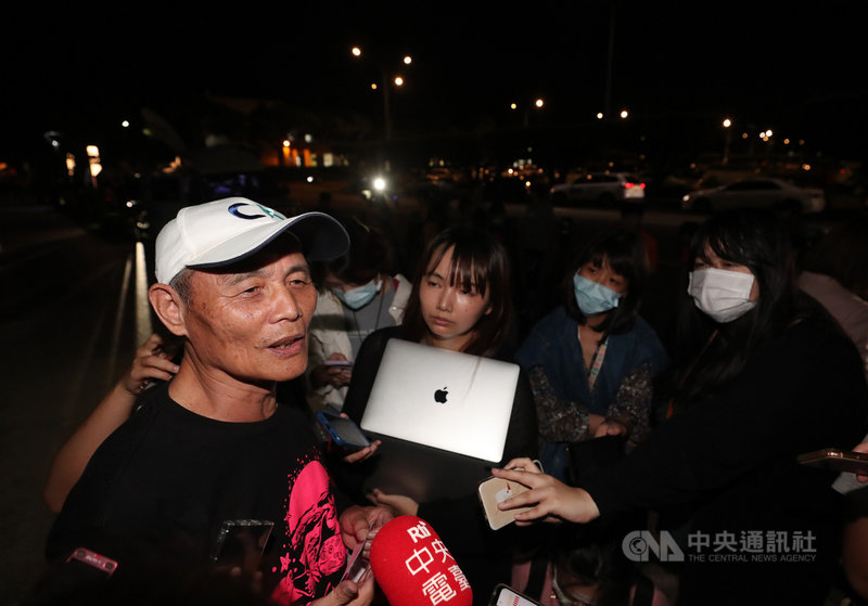 珍愛藻礁公投領銜人潘忠政(左)22日晚間受訪表示,若政府直接宣布大潭藻礁暫定為自然定景,三接工程就能停工,是可以馬上就做的;雖然不排除任何方案,但應符合公投主文,「只有遷離這個範圍的方案才是替代方案」,公投就是這樣進行,也會堅守。中央社記者吳家昇攝 110年4月22日