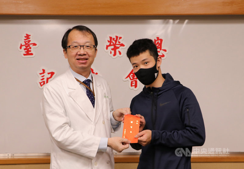 妥瑞症患者常飽受外界異樣眼光,台北榮民總醫院近年利用深層腦部電刺激手術治療2名妥瑞症患者,其中一名20歲黃先生(右)成功改善90%症狀,恢復正常工作,北榮22日也在記者會中公布最新臨床治療成果。(北榮提供)中央社記者張茗喧傳真 110年4月22日