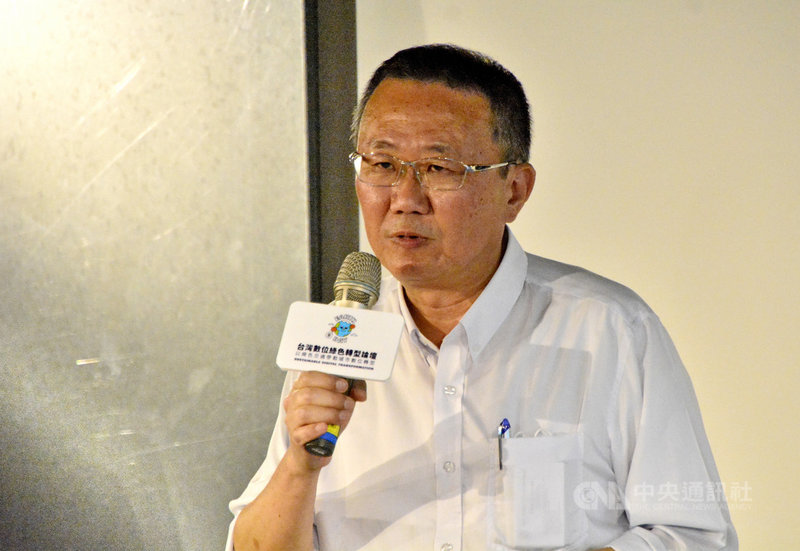 新北市交通局副局長金肇安22日在「台灣數位綠色轉型論壇」指出,新北市往後將會推動更大規模的智慧自駕巴士,透過共享、出租綠色運具等,落實大眾運輸工具的最後一哩路。中央社記者黃旭昇新北市攝 110年4月22日