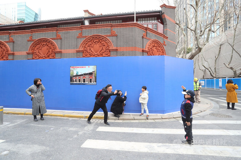 2021年是中共建黨百年。中共上海市委宣傳部長周慧琳22日在中共中央宣傳部「初心始發地,再創新奇蹟」記者會中說,黨史教育必須「入腦入心」。中共1921年成立於上海,圖為2月民眾在仍整修中的中共「一大」會址外留影。(中新社提供)中央社 110年4月22日