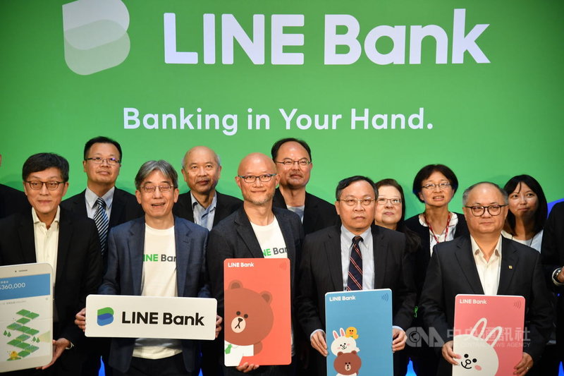 取得純網路銀行營業執照的LINE Bank22日在台北舉行開行記者會,LINE Financial台灣董事長陳立人(前排左3)與銀行公會理事長呂桔誠(前排右2)等人出席。中央社記者王飛華攝 110年4月22日