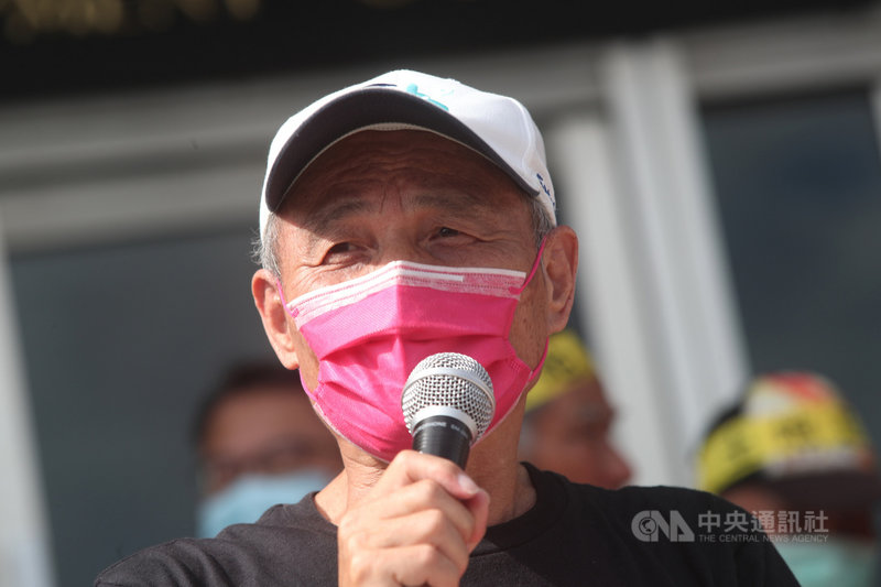 珍愛藻礁公投領銜人潘忠政(圖)22日在與總統蔡英文會面前受訪,呼籲執政黨應考慮三接停工、建立威信,表示有足夠能力因應新變局;希望今天與蔡總統對話結束後能有好消息報告,但「不期待是出來有好消息,卻沒有好的結局」。中央社記者吳家昇攝 110年4月22日