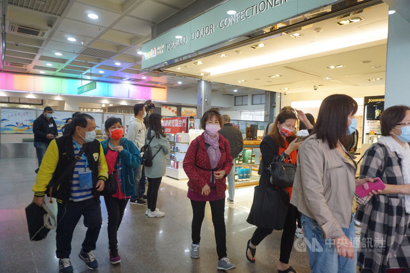 財政部關務署高雄關22日表示,「金門藍色公路海上遊程-類出國」專案比照「出國」,除了行李檢查及通關查驗,民眾購買免稅品必須注意免稅額度。圖為跳島遊旅客入境金門時經過免稅店。中央社記者黃慧敏攝 110年4月22日