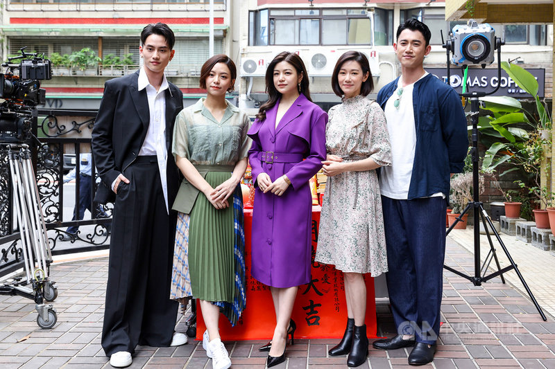 寫實愛情影集「人浮於愛」改編作家侯文詠同名小說,22日舉行開鏡記者會,主要演員范少勳(左起)、宋芸樺、陳妍希、周幼婷、吳慷仁出席。(女王傳播有限公司提供)中央社記者葉冠吟傳真 110年4月22日