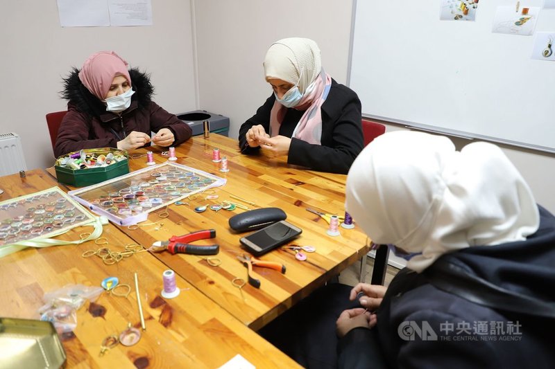 伊斯坦堡的敘利亞婦女社會企業「小雌駒商店」工作坊中,一群婦女3月31日正製作「只要耳環不要炸彈」系列耳飾。她們在手活中扛起家計,找回活著的氣味。中央社記者何宏儒伊斯坦堡攝 110年4月22日