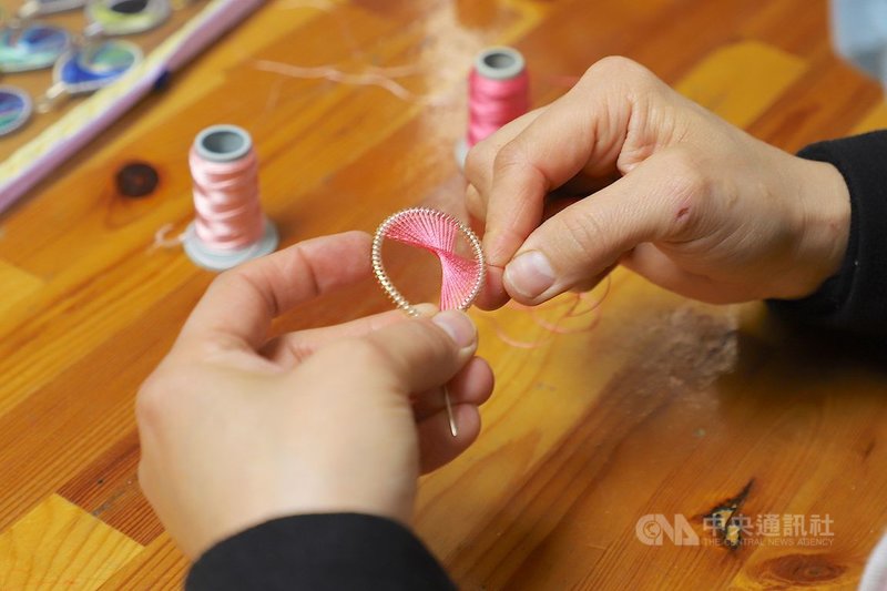 伊斯坦堡的敘利亞婦女社會企業「小雌駒商店」工作坊中,一位婦女3月31日正將棉線盤繞在圈形外框上,製作「只要耳環不要炸彈」系列耳飾。中央社記者何宏儒伊斯坦堡攝 110年4月22日