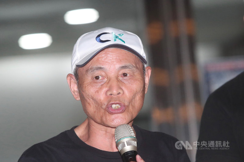 總統蔡英文在22日世界地球日下午接見環保團體代表,珍愛藻礁公投領銜人潘忠政(圖)也是其中之一。潘忠政晚間受訪表示,會議結束後感覺非常沉重,過程裡他確實建議三接停工,但蔡總統認為還不到停工的時候,還需要更多資訊判斷。中央社記者吳家昇攝 110年4月22日