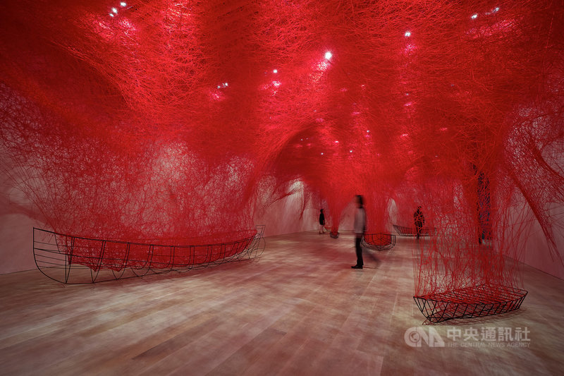台北市立美術館推出「塩田千春:顫動的靈魂」特展,5月起登場,呈現日本藝術家塩田千春從90年代的早期創作直到近期作品,除大型裝置外,也有雕塑、行為藝術錄像、攝影、素描及舞台設計相關圖稿等,全面性介紹她多年藝術生涯。(北美館提供)中央社記者邱祖胤傳真 110年4月22日
