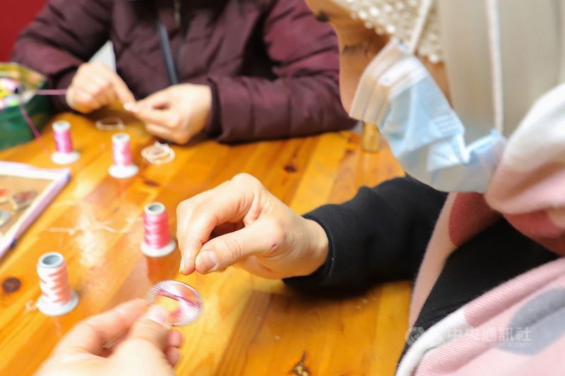 伊斯坦堡的敘利亞婦女社會企業「小雌駒商店」工作坊中,一群婦女3月31日正製作「只要耳環不要炸彈」系列耳飾。她們在手活中扛起家計,找回活著的氣味。中央社記者何宏儒伊斯坦堡攝 110年4月22日