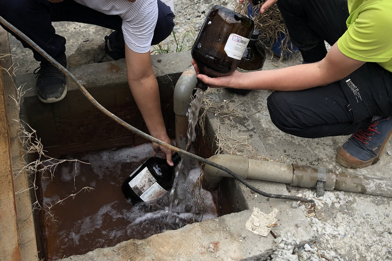 台南市工務局19日起針對台南市地下水位較高的行政區,篩選開發規模較大的建築工地,商請起造人及承造人留住開挖地下室時排至公共排水溝的地下水,並請自來水公司到場協助取樣檢測水質,希望能加以利用,至今已有13個工地共襄盛舉,工務局將安排時間前往抽檢。(台南市工務局提供)中央社記者楊思瑞台南傳真 110年4月22日