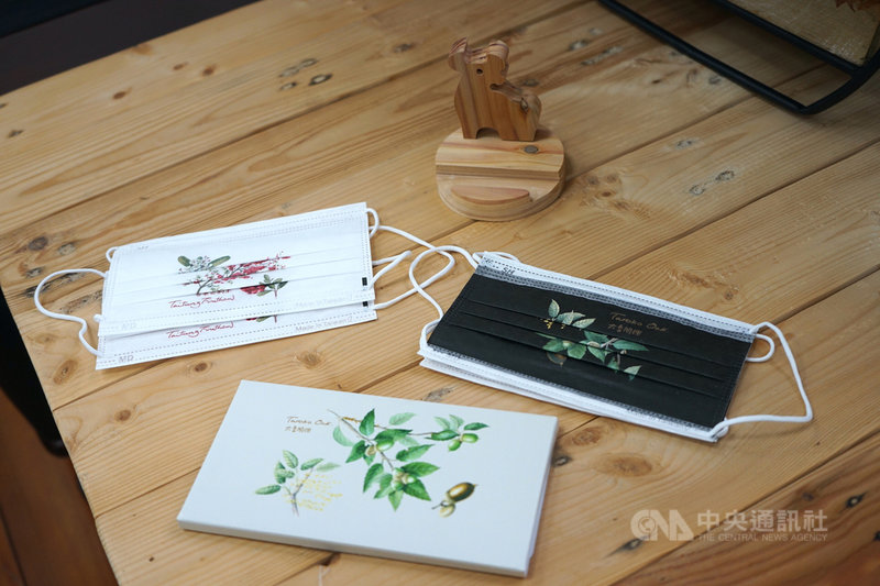 花蓮林區管理處將花蓮常見的原生植物以類圖鑑、插畫風格印製成口罩,預計推出5款,目前已完成太魯閣櫟、台灣火刺木2款樣式,加上台灣杉製成的手機架,將作為贈送給民眾的宣導品。中央社記者張祈攝 110年4月22日