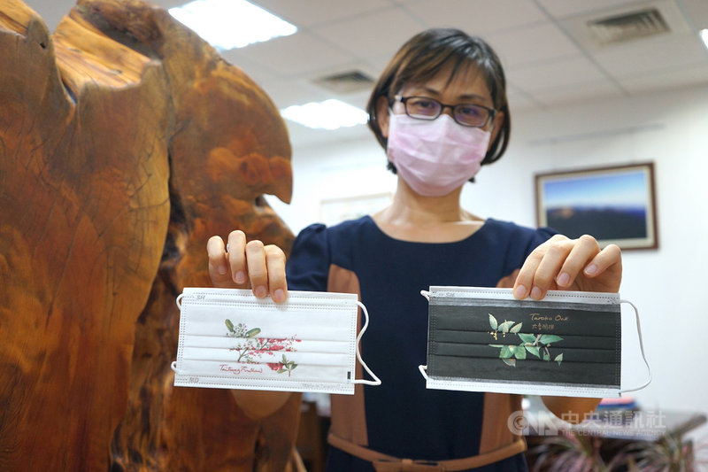 花蓮林區管理處將花蓮常見的5種原生植物以類圖鑑、插畫風格印製成口罩,花蓮林管處副處長王怡靖說,目前2款已亮相,預計在推廣活動中送給參與民眾。中央社記者張祈攝 110年4月22日