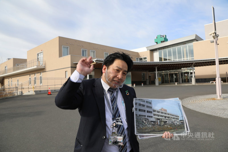 日本宮城縣南三陸觀洋飯店2012年推出講述防災重要性的「傳承巴士」,45歲的講述人伊藤俊在南三陸醫院前對媒體說,很感謝台灣人捐款援建,這座醫院是當地的中核醫院,相當重要。圖攝於3月16日中央社記者楊明珠宮城攝 110年4月22日
