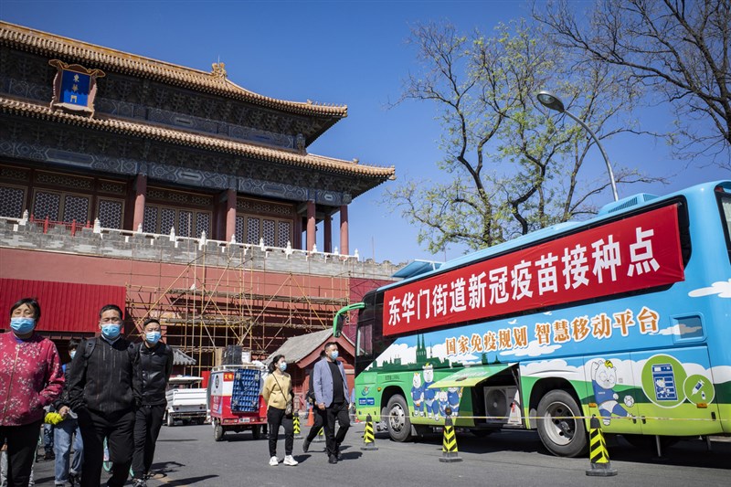 中國國家衛健委發言人米鋒21日表示,中國全國疫苗接種已突破2億劑次。圖為13日停靠在北京故宮東華門外的的疫苗行動接種車。(中新社)