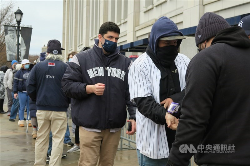 美國職棒大聯盟新賽季當地時間1日開打,2019冠狀病毒疾病大流行一年後紐約洋基球迷重返賽場,排隊等候量體溫。中央社記者尹俊傑紐約攝 110年4月2日