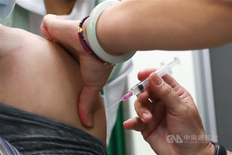 台灣21日出現首例接種AZ疫苗後顏面神經麻痺者,這名30多歲男性施打隔日緊急至急診就醫。(中央社檔案照片)