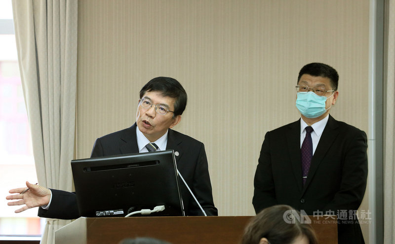 立法院交通委員會22日邀請交通部長王國材(左)、準台鐵局長杜微(右)列席備詢。中央社記者郭日曉攝 110年4月22日