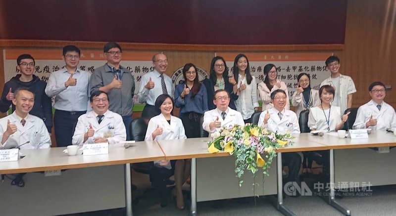 台大醫院內科部主治醫師蔡幸真(前左3)團隊22日在記者會發表研究,結合血癌用藥的去甲基化藥物(Decitabine)與伽瑪-德爾塔(γδ) T細胞,老藥新用研發出治療肺癌的新策略。中央社記者陳婕翎攝 110年4月22日