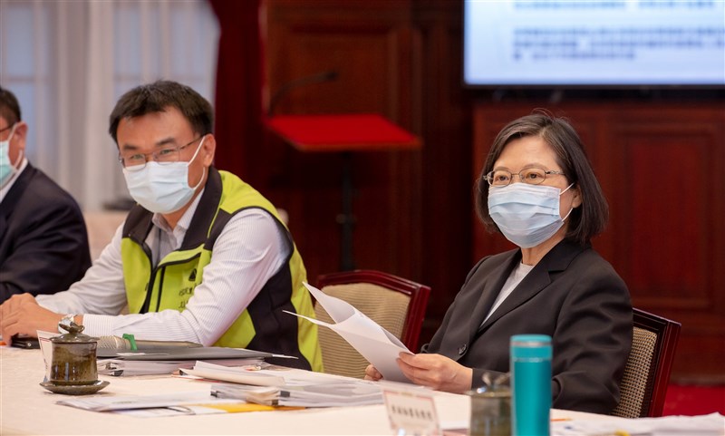 總統蔡英文(右)22日下午在總統府接見接見「2021全國NGOs環境會議環保團體代表」致詞表示,歡迎環團代表再度來到總統府,在世界地球日的這一天,面對面交流就是要為環境的永續發展多盡一份心力。(總統府提供)