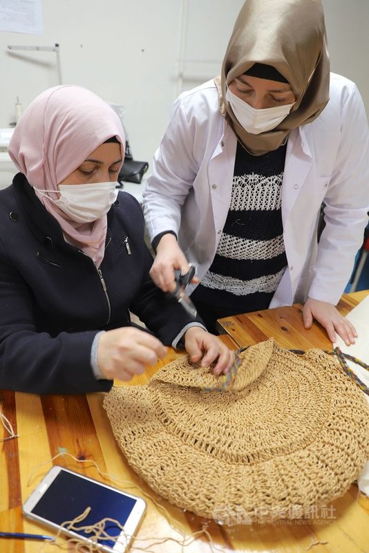 伊斯坦堡的敘利亞婦女社會企業「小雌駒商店」工作坊中,婦女們3月31日正在開發今夏新品系列。拋頭露臉的伊斯蘭婦女在手活中扛起家計,找回活著的氣味。中央社記者何宏儒伊斯坦堡攝 110年4月22日