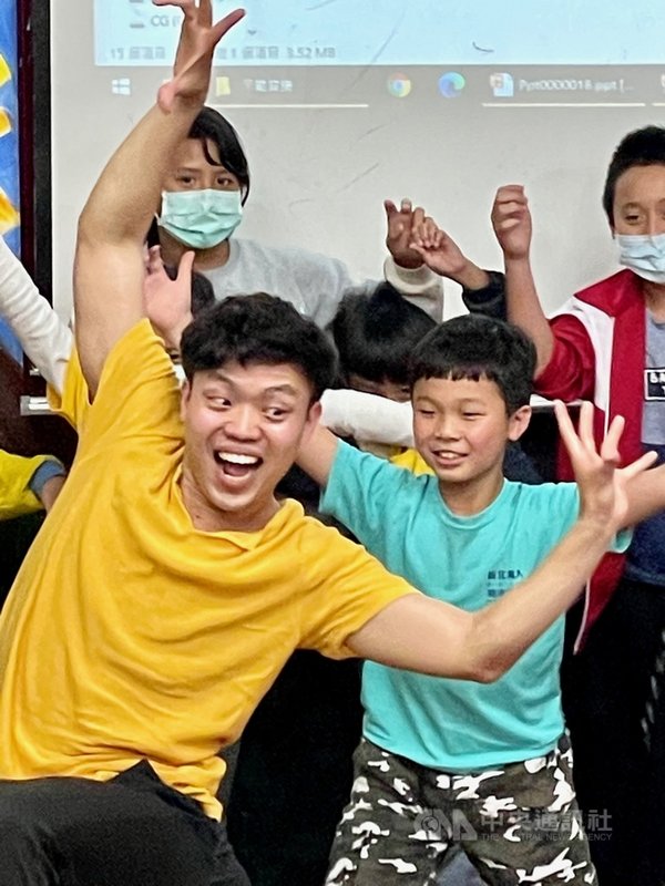 雲門舞集「舞蹈蒲公英」計畫前進嘉義縣阿里山鄉,阿里山國民中小學4年級學生鄧裴戎晉(前右)跟著舞者許辰(前左)腳步互動,認真投入的模樣純真逗趣。中央社記者趙靜瑜攝 110年4月22日