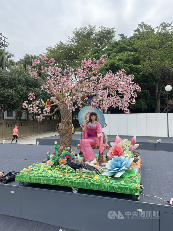 屏東監獄收容人花燈作品「春曉」在台灣燈會機關團體組中榮獲「燈王」肯定。「春曉」共採用2000朵櫻花,挑戰創作者毅力,也象徵著台灣各行各業百花齊放。(屏東監獄提供)中央社記者郭芷瑄傳真 110年4月22日