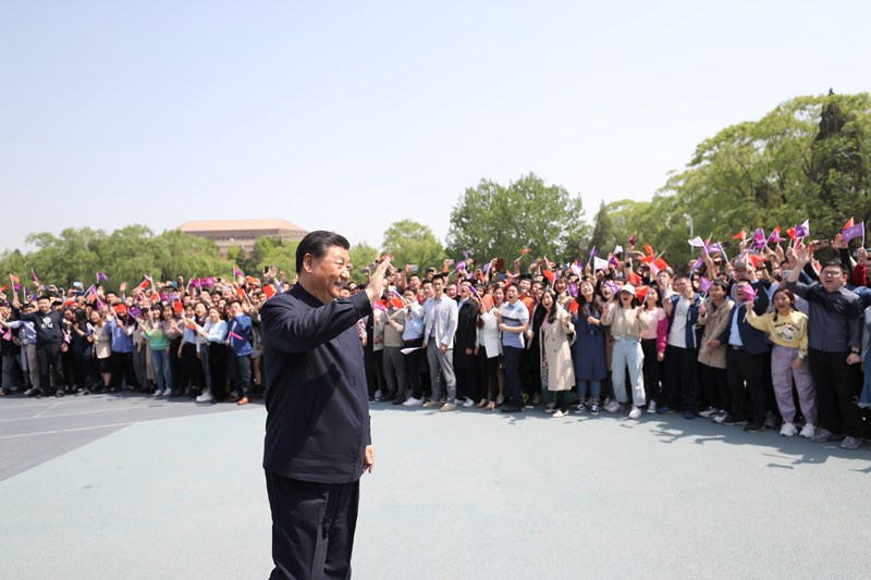 中共總書記習近平20日視察母校北京清華大學時,提出應發展攻克「卡脖子」的關鍵核心技術。圖為習近平離開北京清華大學時與同學揮手致意。(圖取自北京清華大學網頁tsinghua.edu.cn)
