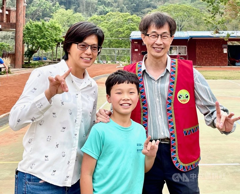 雲門舞集以「舞蹈蒲公英」計畫到偏鄉推廣舞蹈,阿里山國民中小學校長邱獻萱(右)、教導主任王寶莉(左)也做了許多從引導到分享的事前準備;學童鄧裴戎晉(中)更開心表示,「我將來要當舞蹈家。」中央社記者趙靜瑜攝 110年4月22日