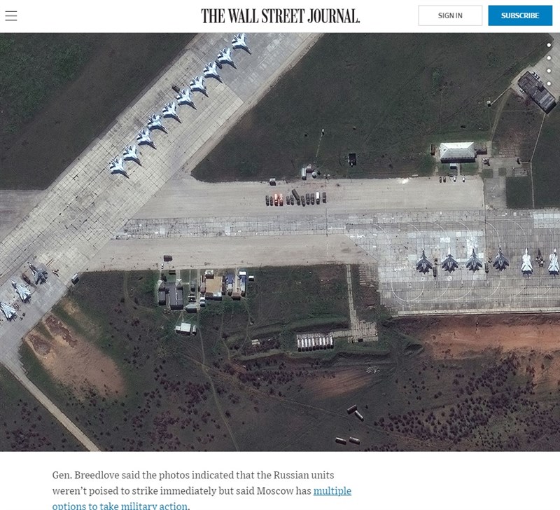 16日衛星照片顯示,俄軍蘇愷-30戰機於克里米亞一處空軍基地延跑道列隊,這批戰機3月底時還沒出現當地。(圖取自華爾街日報網頁wsj.com)