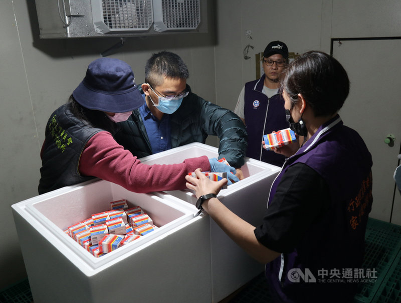 牛結節疹中央災害應變中心23日指出,向南非疫苗銀行購買18萬劑疫苗如期於22日晚間抵台,23日清晨6時多,台南、屏東已先領取,截至上午,各縣市都已領取,預計28日全國施打完成。(農委會提供)中央社記者楊淑閔傳真 110年4月23日