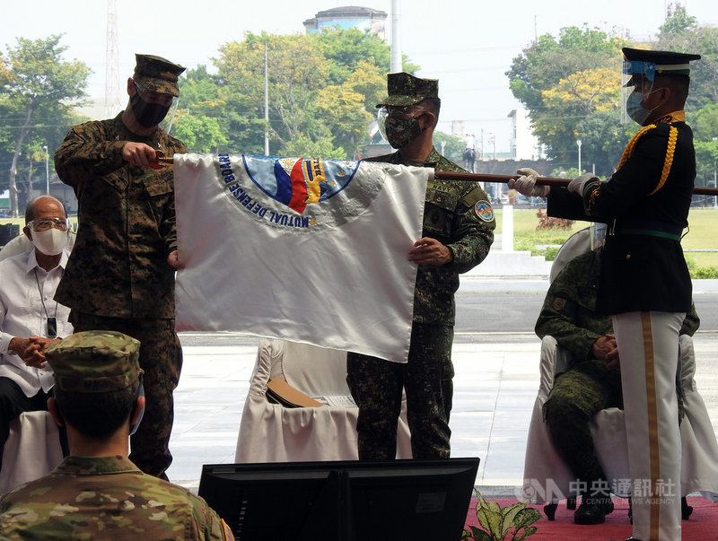 菲律賓與美國一年一度的大型軍事演習「肩並肩」(Balikatan)聯合軍演23日閉幕,由兩國演習指揮官收起演習錦旗,象徵軍演結束。中央社記者陳妍君馬尼拉攝 110年4月23日