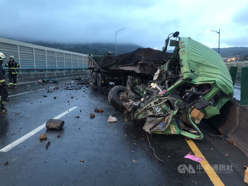 37歲林姓男子23日清晨駕駛營業曳引車行經台64線西行0.9K處時,不明原因自撞護欄,撞擊力道猛烈造成車頭嚴重毀損,林男全身多處擦挫傷、意識清醒送醫救治。(翻攝照片)中央社記者沈佩瑤傳真 110年4月23日