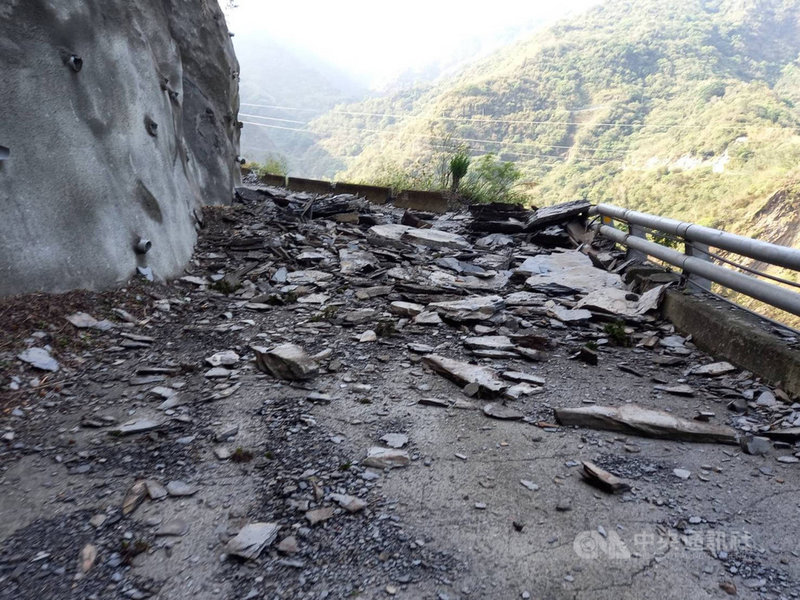颱風舒力基影響,屏東霧台鄉22日午後下了2小時共110 毫米的急雨,成為全台最高雨量區,造成谷川通往佳暮村的鄉道大量落石,村民出入受阻,鄉公所23日緊急進行落石清理。(柯信雄提供)中央社記者郭芷瑄傳真 110年4月23日