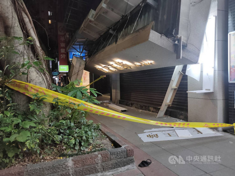 台北市民生東路5段附近一棟大樓的1樓店面雨遮22日晚間崩塌,警消派員到場發現,雨遮懸掛在店面上方,且放置多台冷氣機。(警方提供)中央社記者劉建邦傳真 110年4月23日