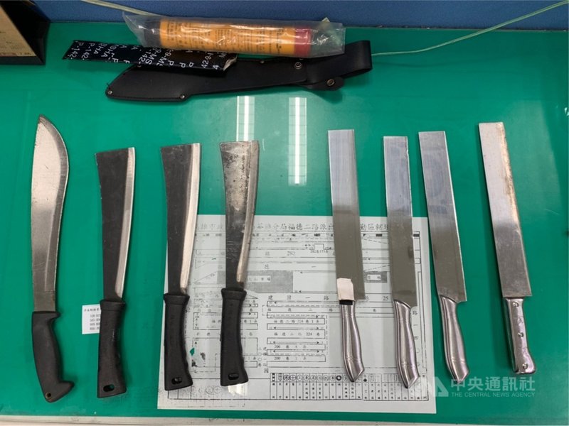高雄苓雅警分局警網23日凌晨發現一輛車爆胎停在路旁,員警上前關懷卻看到副駕駛座有數把刀,隨即喝令駕駛下車接受盤查,並在車上搜出8把刀、毒咖啡包、大麻葉、愷他命等。(高雄苓雅警分局提供)中央社記者洪學廣傳真 110年4月23日