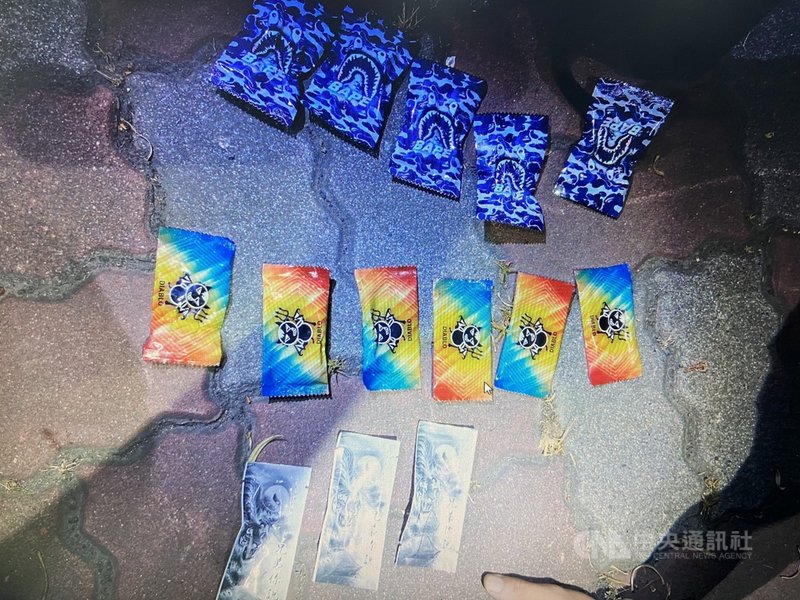 高雄苓雅警分局警網23日凌晨發現一輛白色自小客車爆胎停在路旁,員警擔心駕駛安危便上前詢問,卻在車內搜出毒咖啡包、大麻葉、愷他命等。(高雄苓雅警分局提供)中央社記者洪學廣傳真 110年4月23日