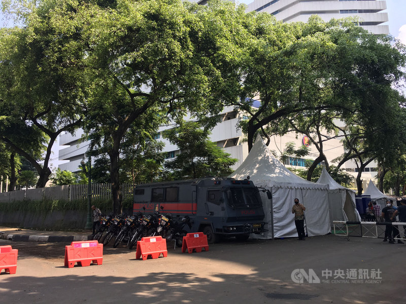 總部位於雅加達的東南亞國家協會24日將就緬甸情勢召開高峰會,圖為東協總部警哨。中央社記者石秀娟雅加達攝 110年4月23日