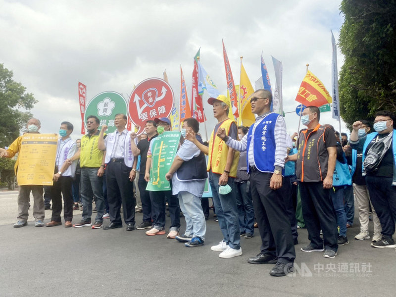 五一行動聯盟23日舉行五一勞工大遊行行前記者會,宣布將號召3000人參與遊行,將提出2大訴求「薪資要提高、年金要保障」,要求政府解決勞工低薪困境。中央社記者吳欣紜攝 110年4月23日