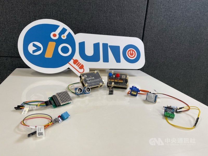 廣達文教基金會23日舉行記者會,展示廣達研發的Quno 、Qblock軟硬體教具及學生創意成果。中央社記者吳家豪攝 110年4月23日