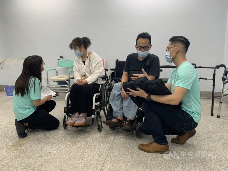 花蓮縣政府委託門諾醫院成立輔具資源中心,4月起在鳳林鎮樂活館設立服務據點,每週三固定由輔具團隊進駐提供諮詢、租借、維修、評估、檢測等服務。(門諾醫院提供)中央社記者張祈傳真 110年4月23日