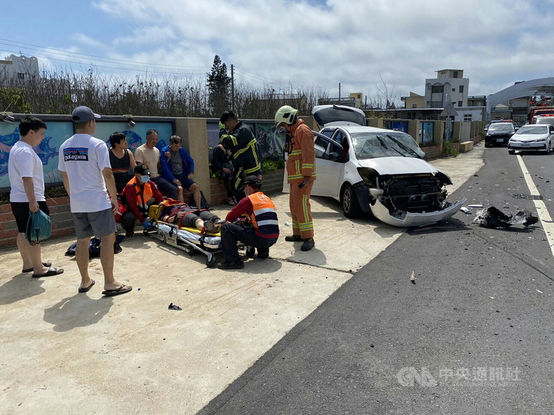 澎湖203縣道白沙保定宮前路段23日發生兩車對撞事故,10人受傷,消防局出動人車前往,救護人員在路旁協助傷者包紮後送醫治療;肇事原因仍在調查中。(澎湖縣消防局提供)中央社 110年4月23日