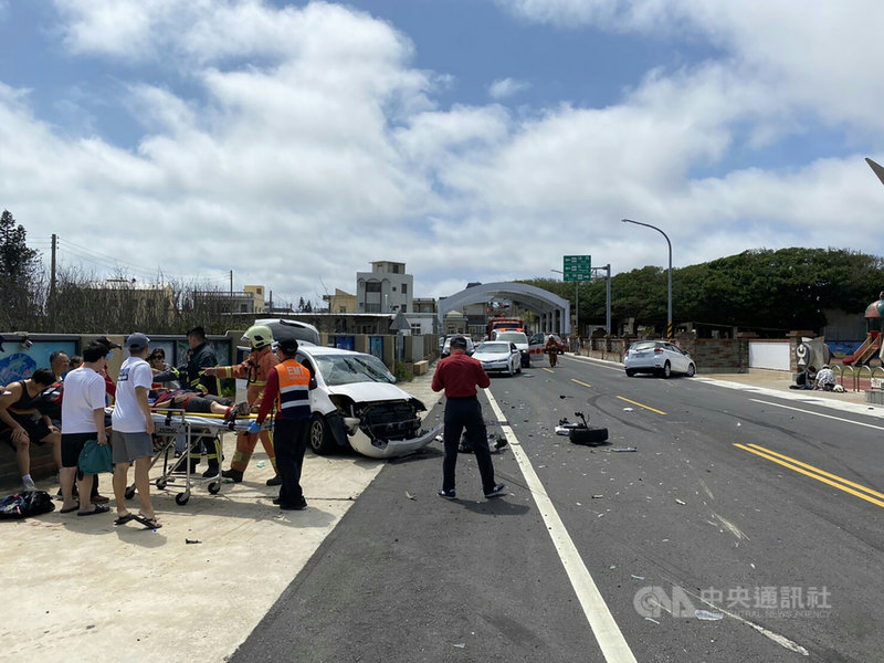 澎湖203縣道白沙港子村保定宮前路段,23日下午發生2 輛自小客車對撞意外,造成10人受傷,警消前往救援並將傷者送醫,肇事原因由警方調查中。(澎湖縣消防局提供)中央社 110年4月23日