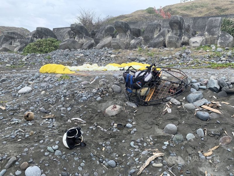 鄧姓飛行傘教練23日在東海岸都蘭海邊駕駛動力飛行傘,忽然失控從3層樓高墜落,臉部嚴重受傷,所幸沒有生命危險。(民眾提供)中央社記者盧太城台東傳真 110年4月23日