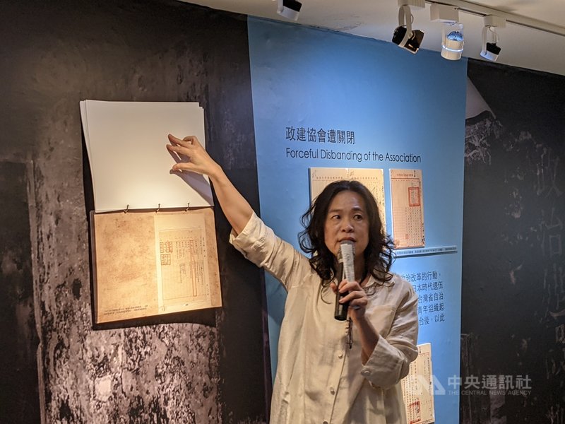 台北二二八紀念館23日辦理「二二八消失的政黨─台灣省政治建設協會紀念特展」開幕茶會,二二八研究者、策展人黃惠君透過報紙信函及國民政府文書資料,解說政建協會的成立起源。中央社實習記者李文馨攝 110年4月23日
