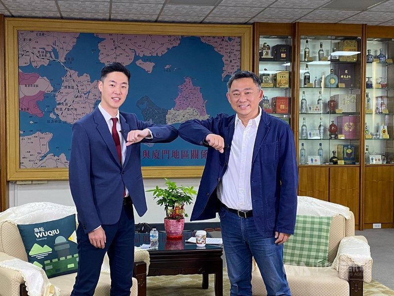 因應武漢肺炎(2019冠狀病毒疾病,COVID-19)疫情,金門縣長楊鎮浯(右)接受寰宇新聞台訪問時,以碰肘方式與主播董覲喬(左)打招呼。(寰宇新聞台提供)中央社記者黃慧敏傳真 110年4月23日