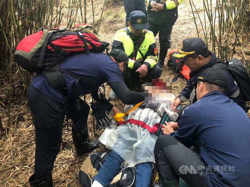 花蓮縣秀林鄉奇萊山23日一連傳出3起山域事故,分別來自不同登山、健行團,其中一件為60歲女山友跟團走小奇萊步道,出發約1公里不慎扭傷腳踝,無法行走,通報消防局救援。(花蓮縣消防局提供)中央社記者張祈傳真 110年4月23日