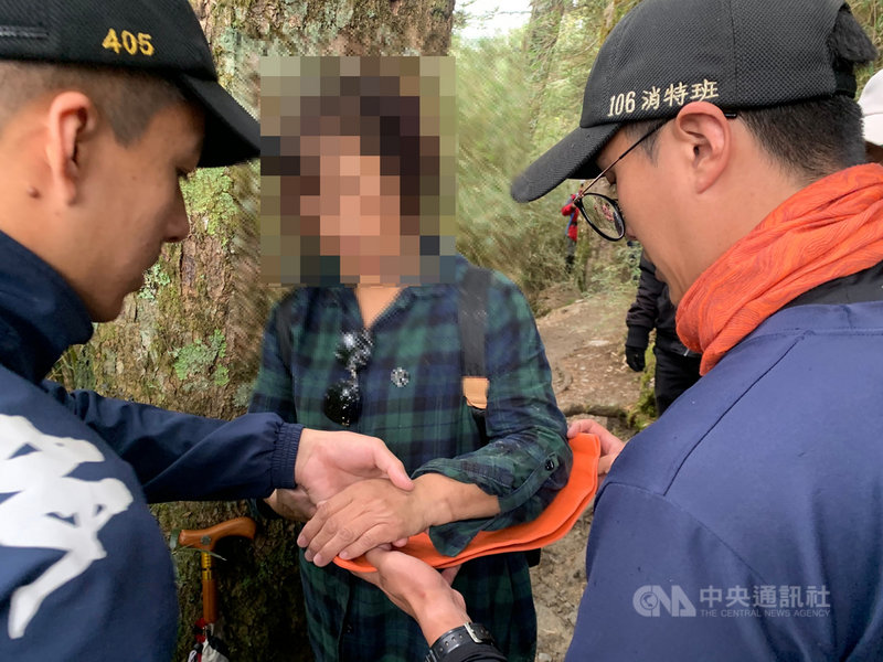 花蓮縣秀林鄉奇萊山23日一連傳出3起山域事故,分別來自不同登山、健行團,消防局獲報至小奇萊入口處救援扭傷女山友途中,發現另一團健行團有女山友左手脫臼,趕緊加派人力支援,簡單包紮後送下山治療。(花蓮縣消防局提供)中央社記者張祈傳真 110年4月23日