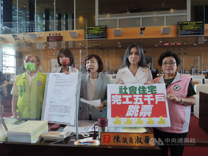 台中市議會23日進行專案報告,多名市議員關切社會住宅規劃與新建進度。面對議員質疑社宅目標恐跳票,市長盧秀燕強調,她上任後力拚任內完工或興建中的好宅目標為5000戶,且不是規劃,而是實際執行,今年度興辦戶數將可達5108戶。中央社記者郝雪卿攝 110年4月23日
