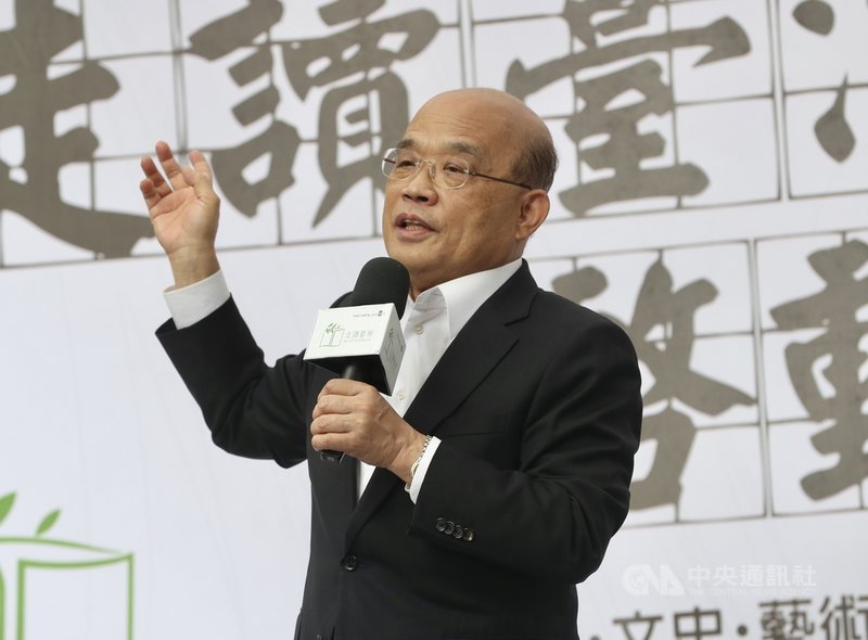 行政院長蘇貞昌23日世界閱讀日在台灣文學基地出席「走讀台灣」啟動記者會致詞表示,貧者因書而富、富者因書而貴,行千里路如讀萬卷書,其實行跟閱讀沒有千跟萬的比較,兩者都很重要。中央社記者張皓安攝 110年4月23日